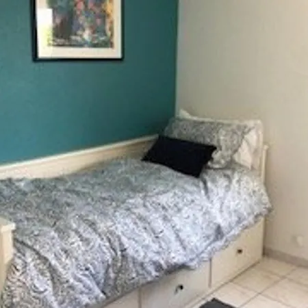 Appartement 3 Pieces Avec Grande Terrasse A 50m De La Et Commerces, Parking Prive - Fr-1-328-225 *