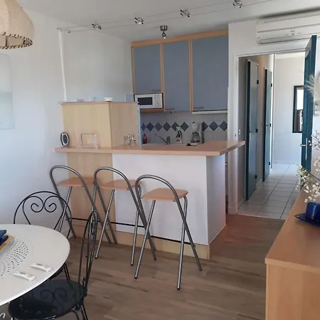 3 Pieces Avec Grande Terrasse A 50m De La Et Commerces, Parking Prive - Fr-1-328-225